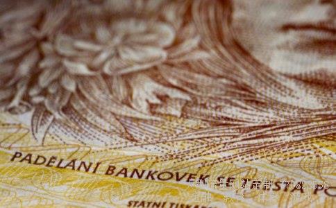 （金发美女咬嘴唇拉内衣的出处，图片）欧美金发女郎相关图